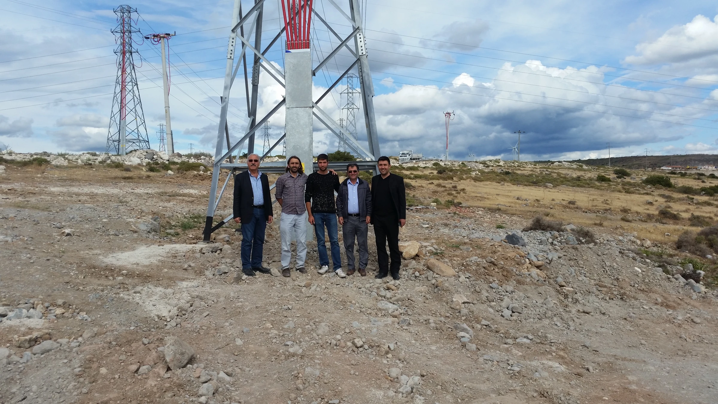 Enerji hatlarının bulunduğu sahada beş kişilik ekip.