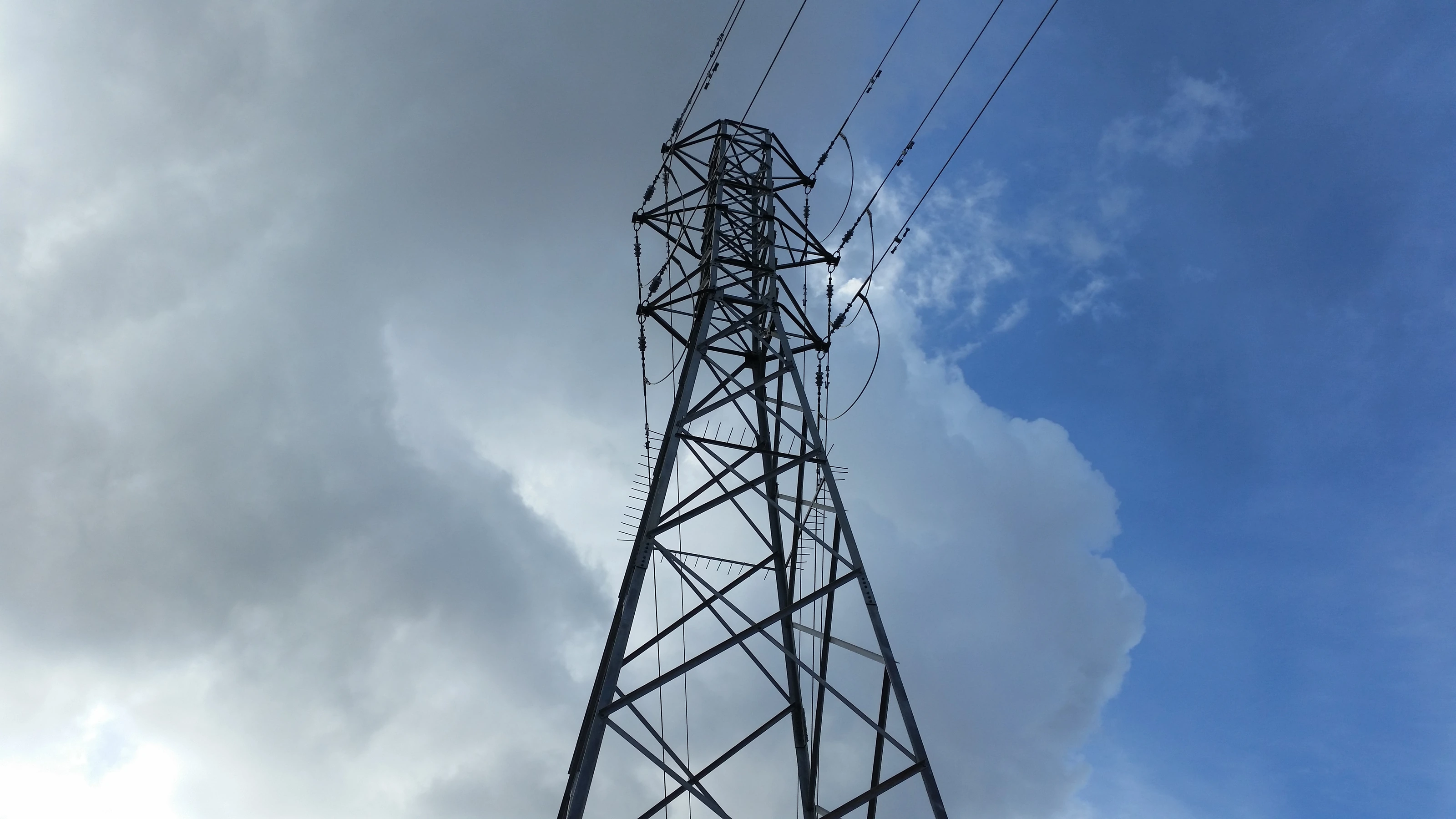 Şirket arşivinden gökyüzüne uzanan enerji hattı direği